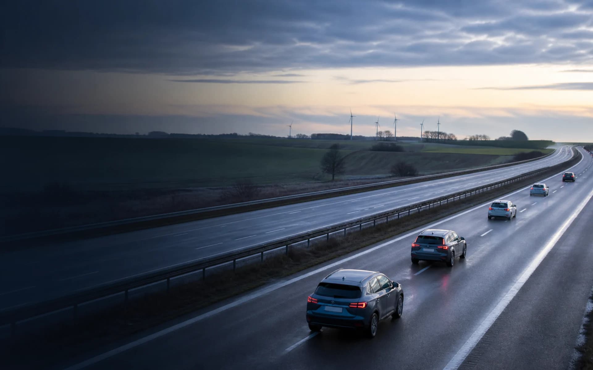 Danske biler på motorvejen i blødt morgenlys